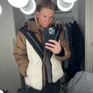 Jacka, NA-KD, XS  - Vinterjacka fr. NA-KD. Fint skick och passar perfekt nu när det börjar bli lite kyligare! Strl.XS   Minns ej pris men säljer den nu för enbart för 250 kr 💕