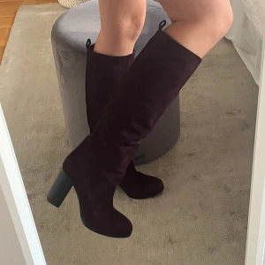Mocka boots  - Ett par vinröda mocka boots från Other stories som knappt är använda (lappen på undersidan sitter kvar). Nypris 2250 kronor! Man kan ha de både raka som på första bilden eller trycka ner de lite så de blir ”slouchy”, helt perfekta till hösten ☺️ BUDA