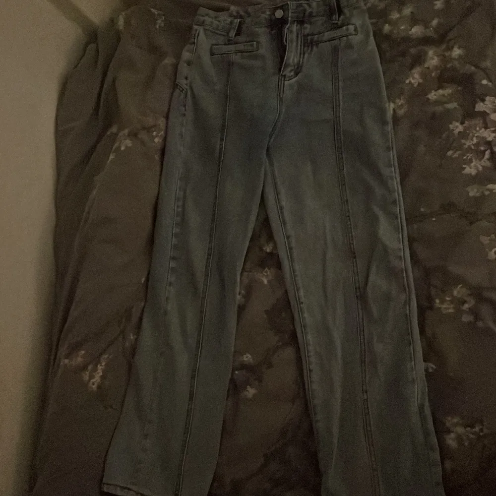 Ett par blå/grå högmidjade jeans med röda stjärnor där bak är en s men tycker detta nästan är som en m/l . Jeans & Byxor.