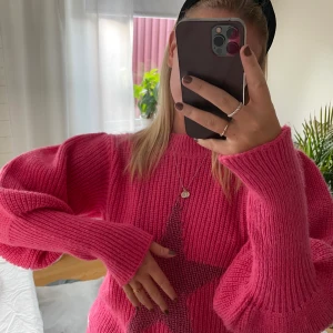 Rosa stickad tröja - Säljer denna helt nya rosa stickade tröjan med pingvinarmar! Helt oanvänd med prislapp kvar. Det är en storlek Xs men sitter bra på mig som är en S/M vanligtvis🌸