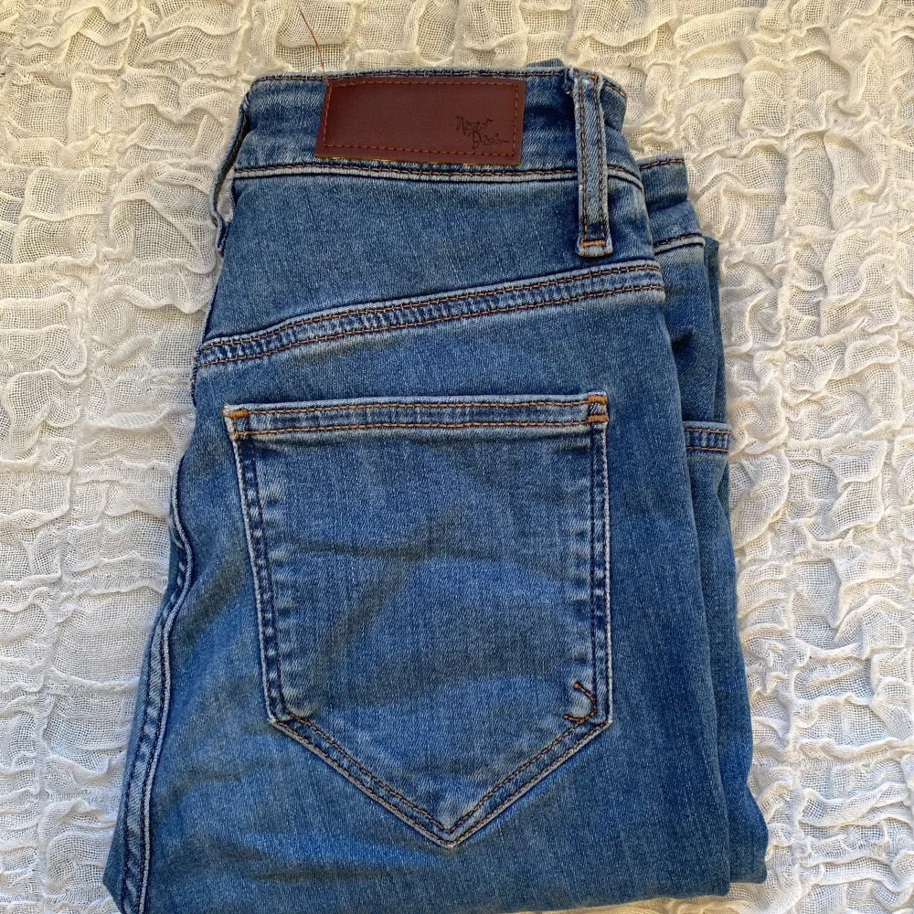 Säljer ett par jätte fina jeans från bikbok som är jätte sköna på och stretchiga. Jeansen är bara testade. Dom är för långa på mig som är 161!💕 Nypris: 500. Jeans & Byxor.