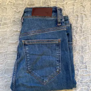 Säljer ett par jätte fina jeans från bikbok som är jätte sköna på och stretchiga. Jeansen är bara testade. Dom är för långa på mig som är 161!💕 Nypris: 500
