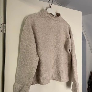 Beige stickad - Beige stickad tröja som är super skön och mysig 🤩