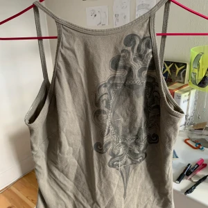 Fint fairycore linne strl 38 - Linne från J Lindeberg med superfint tryck framtill och något öppen rygg. Strl 38, använt men i fint begagnat skick