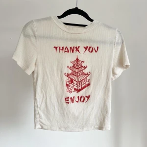 Crop top  - Fashion nova crop top lite genom slinkigt material 