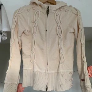 Miss Sixty hoodie strl S - Supersöt och unik hoodie från Miss Sixty i strl S i fint begagnat skick