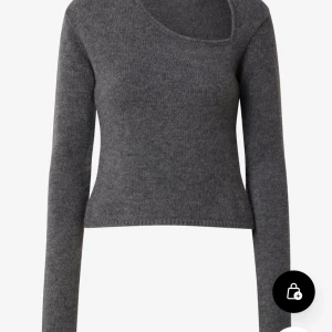 Le ger tröja - Säljer nu min jätte fina LeGer tröja som är slutsåld på nätet. Jätte fin grå stickad tröja som tyvärr inte längre kommer till användning💕🥰🙏🏻köpt på about you för 515 kr
