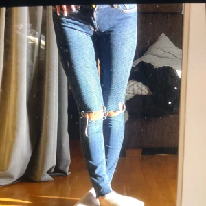 Ett par snygga low Waist jeans från Gina tricot  - Lågmidjade jeans från Gina i storlek 38 men passar även dem som har storlek 36 (dem är stretchiga) 
