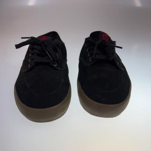 Vans skor - Ett par vans skor i storlek 44.