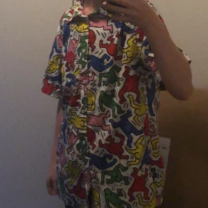 Skjorta H&M - (Kan gärna ta emot bud för priset!) Kortärmad Multifärgad Skjorta från H&M Nästan helt oanvänd Skriv gärna för fler bilder!