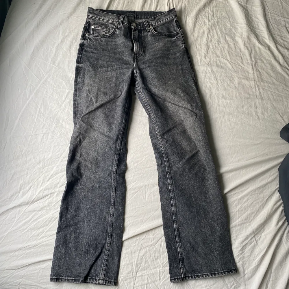 Skitsnygga croppade jeans från Arket! Väldigt snygg tvätt/färg på dem men de är tyvärr för små för mig💞 Köpta för 800kr, väldigt bra skick. De är inte jättecroppade men går inte hela vägen ner, snygg längd enligt mig! Midjan är medelhög🥰. Jeans & Byxor.