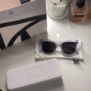 Chimi glasögon #005 grey - Säljer ett par chimi glasögon som jag fick i present. Säljer då de aldrig kom till användning alltså helt oanvända. Nypris 1200kr
