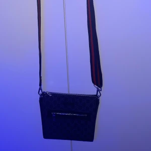 Kopia gucci väska - Kopia gucci väska 800 kr, gratis frakt postnord spårbart. Enda skadan på bild 3. Skriv vid intresse tryck inte på lägg bud eller så.