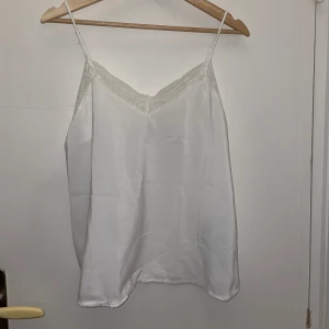 Linne - Flowy linne med spets runt ringningen. Lite genomskinligt. Storlek S, tror den är köpt på New Yorker. Använd 1 gång så den är i nyskick.