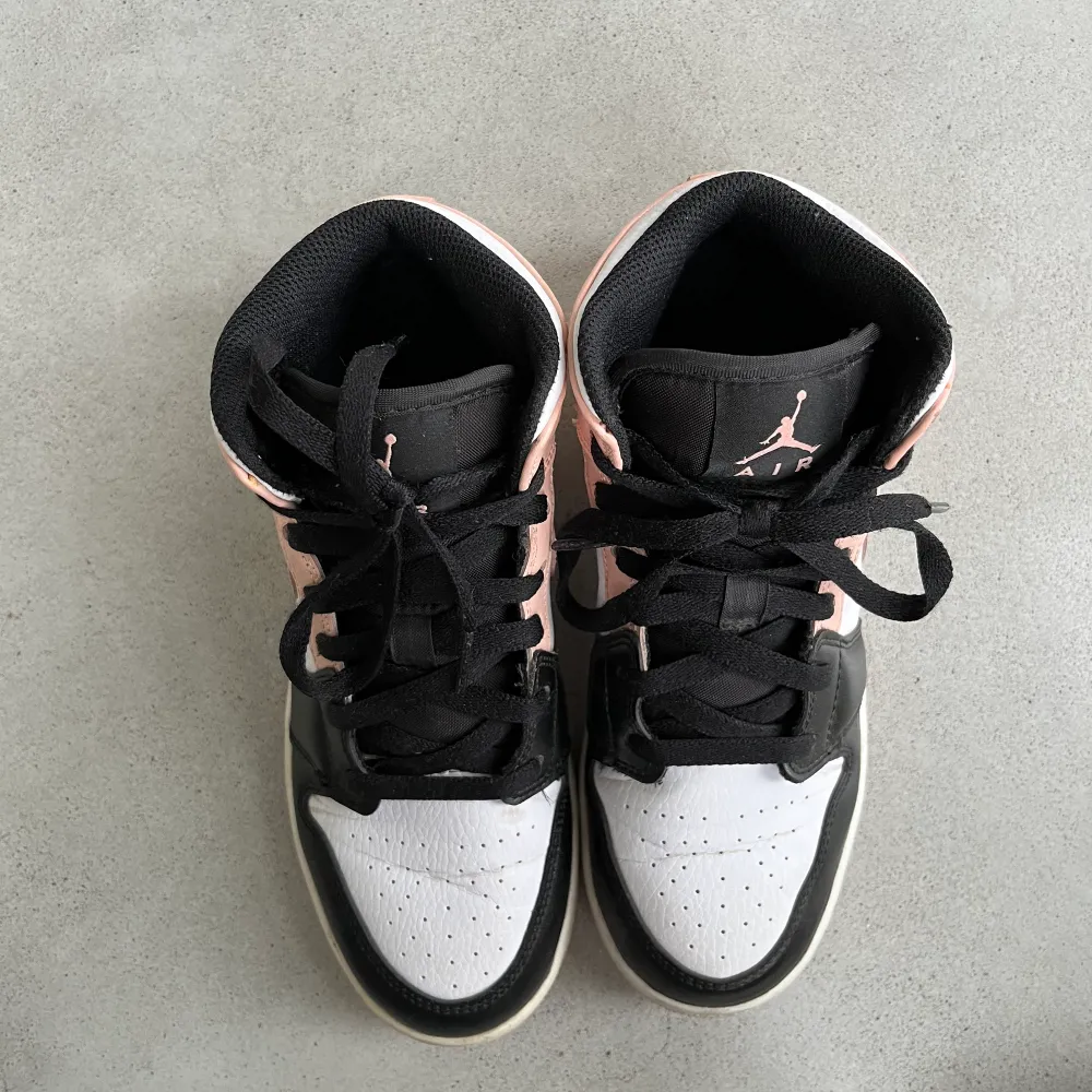 Jordan 1 mid Crimson tint toe  Fint skick, minemal crease  liten i storleken  Ingen box. Skor.