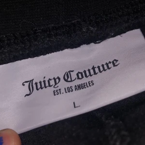 Juicy couture  - Jag säljer nu mina juicy byxor då dom tyvärr är alldeles förstora för mig, dom är i fint skick, lite använda, skriv privat för fler bilder 💕 passar även M, buda!! 