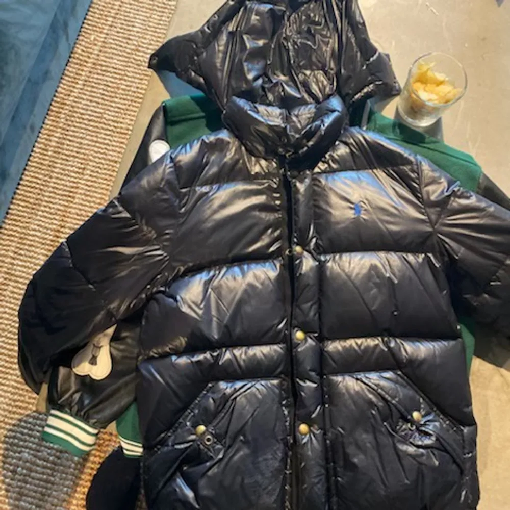 RALPH LAUREN jacka köpt från kidsbrandstore 2019. Köpt för 2500. Pris kan sänkas vid snabb affär. Jackor.