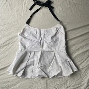 Jättesöt vit topp från Zara i skjortmaterial, går inte att köpa i affär längre💞 Extremt fin topp men för liten för mig, skulle säga att den passar lite mindre byst🥰