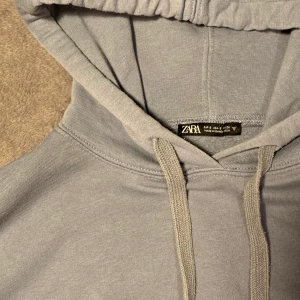 Blå Hoodie  - En Ljusblå hoodie från Zara. Måttligt använd. Storlek S. 150kr + frakt (cirka 50kr)