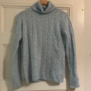 Ljusblå stickad turtleneck - En ljusblå stickad turtleneck ifrån Lindex ”Holly and White”. Måttligt använd. Storlek XS. 75kr + frakt(cirka 50kr)