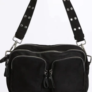 Väska  - Säljer denna väska som ja köpt för några år sen, den är i bra skick hör av er för fler bilder❤️