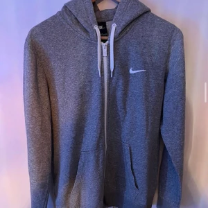 Nike zip - - 149kr - Kille: S/M Tjej: XL (Unisex) - Grå - Varan är i väldigt bra skick!