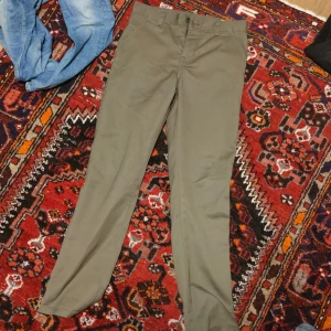 Mörk gröna chinos 29/32 - Mörk gröna chinos i storlek 29/32 Ganska rak passform