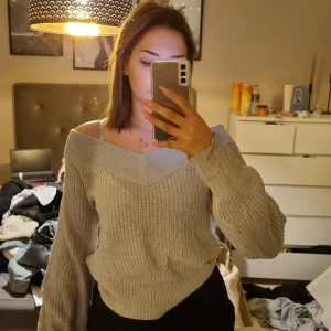 Stickad tröja - En jättefin grå stickad tröja i strl xs från gina tricot. Inte använd jättemycket och är i superbra skick, imga lösa trådar eller liknande