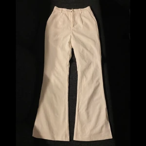 Vita kostymbyxor - Vita kostymbyxor i strl 34 - passar s och xs. Från NA-KD. Knappt använda och i bra skick. Finns slits i slutändan. Är mer högmidjade.