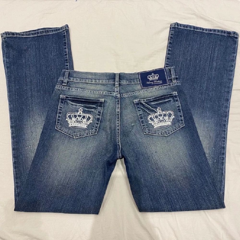KÖP EJ MED KÖP NU❣️Säljer dessa skit snygga lågmidjade bootcut jeans från Victoria Beckham, som jag köpte här på plick men tyvärr inte passade mig :(.Slitna detaljer på låren och rhinestones på bakfickorna Midjemått: 43-44 innerben: 88 cm (Lånade bilder). Jeans & Byxor.
