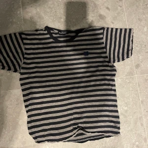 Acne studios t-shirt - Acne studios tröja.  Är in fint skick, och inte använd så många gånger. Köpt i stan för 1699 kr. Mitt pris 700 kr. Pris kan diskuteras vid snabb affär.  Hämta i Sollentuna, eller fraktas. Storlek S men är lite stor i storleken. 