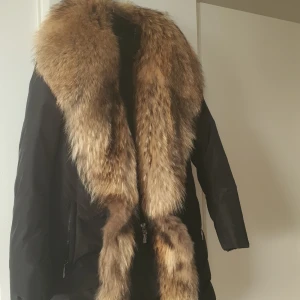 Hollies storlek 40 - Använd 3 gånger .Mycket fint skick..Pälsen otrolig fint..Säljer den på.g har många jackor. Nypriset var 6.800