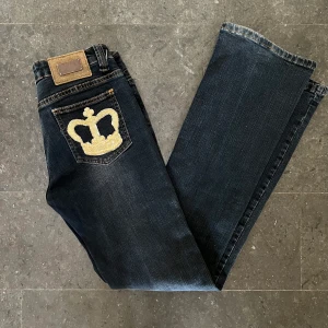 Utsvängda jeans, lågmidjade 😍 - Superfina jeans som jag köpte på senxond hand för ett tag sedan. Dessa har legat i högen bland byxor, därför säljer jag av dem så någon annan kan använda dem mer än mig. Sitter som en 34/36. Innerben: 82 cm. Midjemått: 37 cm. Kan skicka fler bilder ❤️