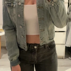 Jeans jacka  - Säljer nu denna jaxka då den ej kommer till användning. Knappt använd är från Gina 🤍