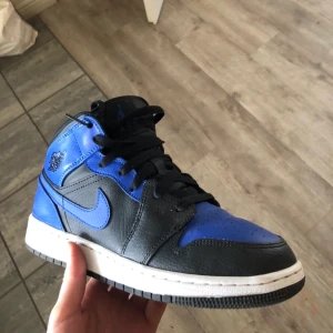 Jordan 1 hyper royal mid  - Tjo säljer mina Jordans så dom är för små och används inte! Det är storlek 39 men upplever som lite större! Dom är i fint skick skulle säga 8/10