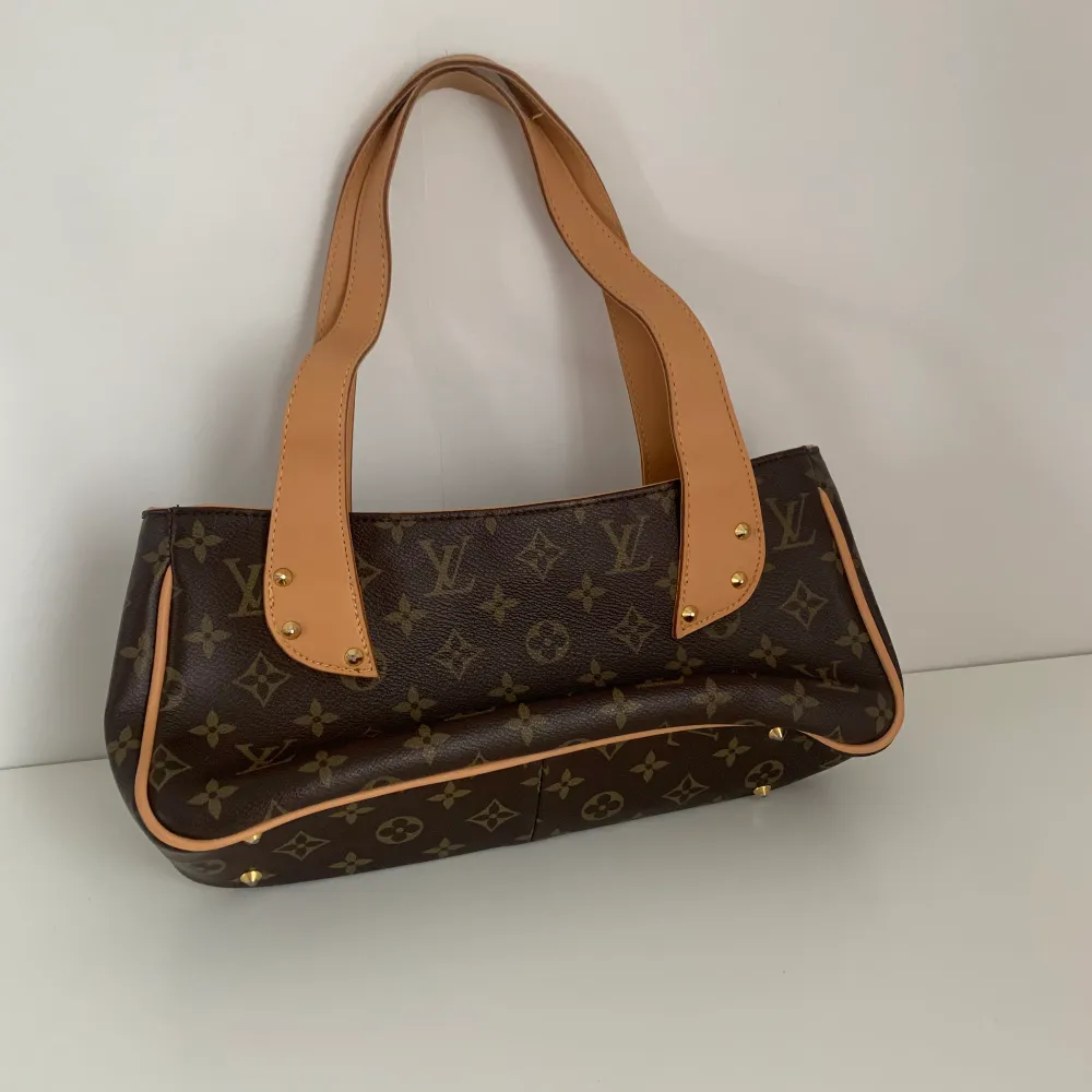 FAKE vintage Louis Vuitton väska!🖤fraktkostnaden kan variera beroende på betalsätt!💕. Väskor.