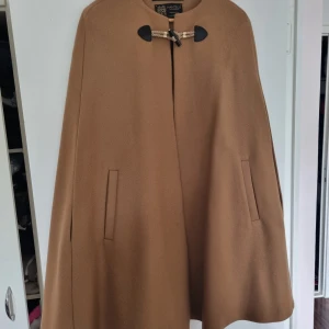 Poncho  - Pocho från Zara . Används bara en gång som ny. 75% ull 25% polyamid