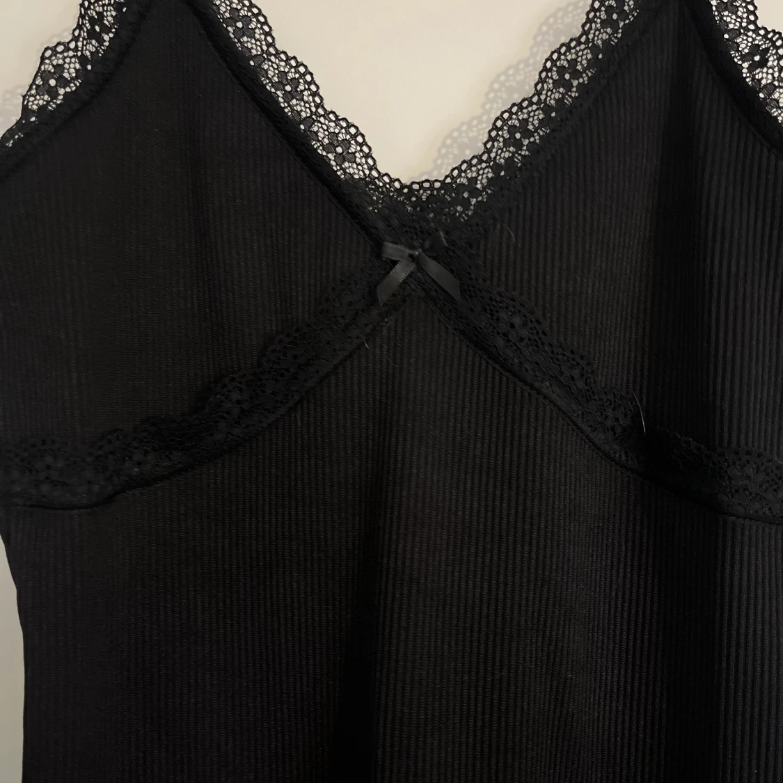 Svart ribbad klänning - 90