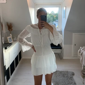 Vit klänning  - Helt oanvänd klänning från Boohoo (lappen är kvar). Jättefin men lite för kort för mig som är 175 cm. 