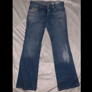 lågmidjade jeans  - ett par lågmidjade jeans jag köpte för ett tag sen secondhand. utsvängda nertill, väldigt fina men passade inte mig pga för små :( aldrig använda bara testad utav mig!! 