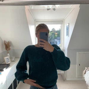 Stickad tröja med öppen rygg  - Jättemysig tjock stickad tröja med öppen rygg  från Linn Ahlborgs kollektion på nakd. Lite nopprig på vissa ställen men annars fint skick! Färgen stämmer mest på sista bilden. 