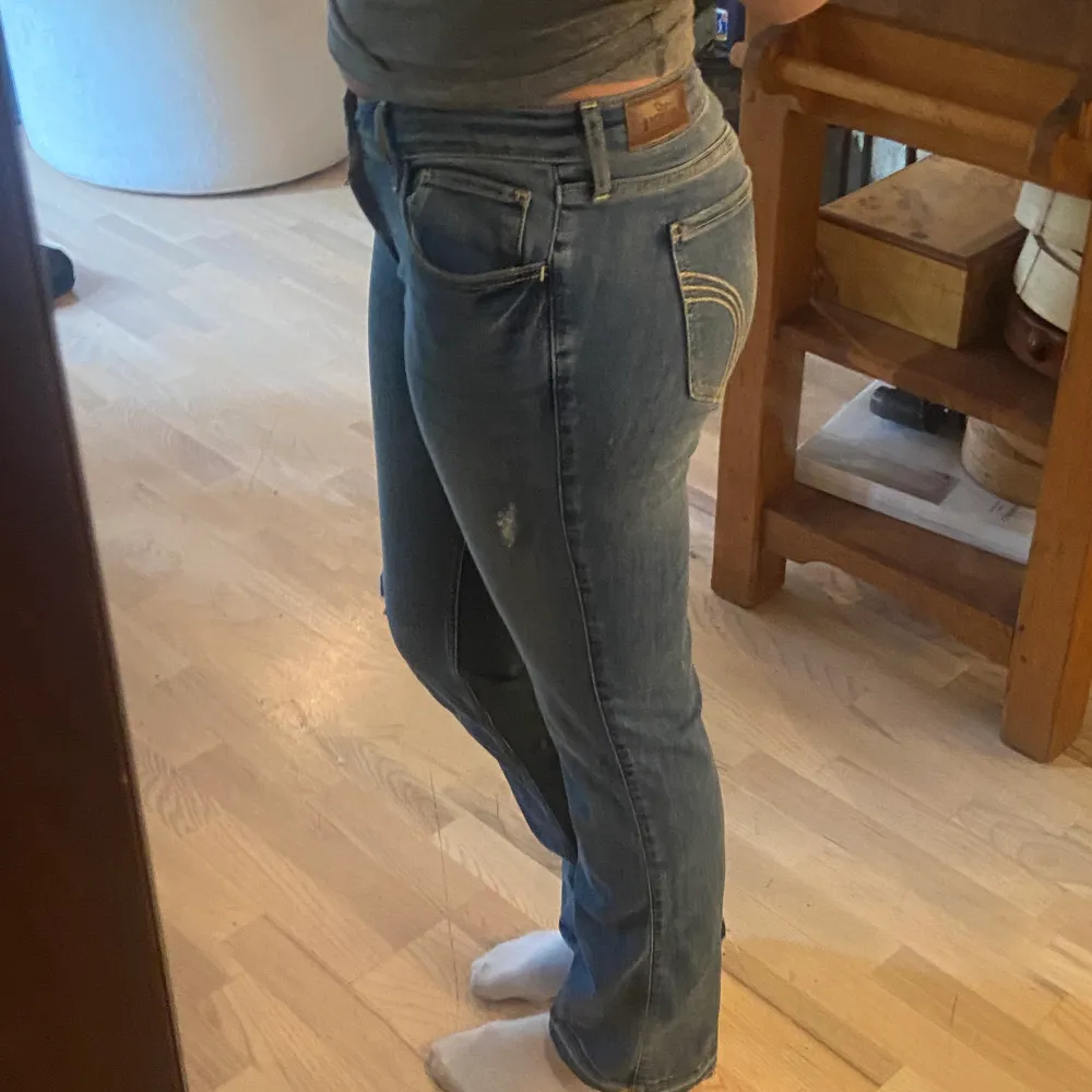 Säljer dessa jätte fina low waist hollister jeans, sköljer pga att de inte kommer till användning. Aldrig använda. De är lite rispade vid slutet då jag försökte få dom att bli lite längre. . Jeans & Byxor.