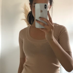 En sprillansny finstickad tröja i beige🤎 - En helt ny finstickad tröja i beige, med trekvarts ärmar och en rund urringning! Så fin🤎