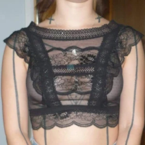 Spetstopp  - Fin spets topp med öppen rygg och två knäppen 