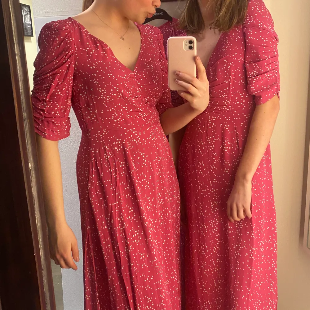 Säljer denna oanvända rosa långklänning från Indiska Storlek xs  Nypris 600kr mitt pris 400kr eller bud  Köpare står för frakt . Klänningar.