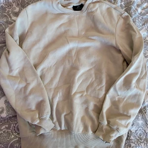 Sweatshirt - Beige sweatshirt från H&M storlek XS. Frakt tillkommer.