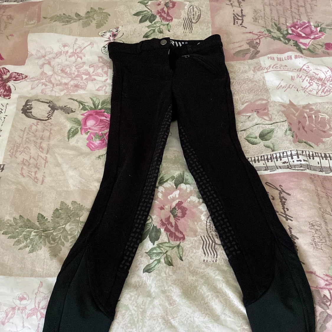 Säljer dessa svarta ridbyxor har bara använt 2 gånger storlek 140