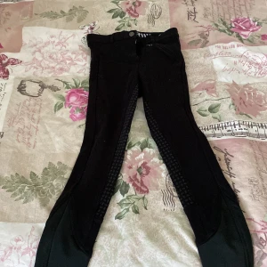 Säljer dessa svarta ridbyxor har bara använt 2 gånger storlek 140 - Svarta ridbyxor bara använt 2 gånger och sitter jättebra på storlek 140