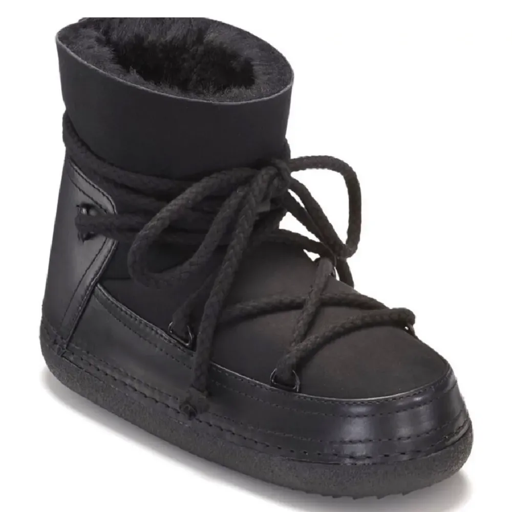 Säljer mina svarta Inuikiis i storlek 38! Skorna är i mycket bra skick och har endast används förra vintern.  Hör av dig om du har frågor eller vill se fler bilder🫶. Skor.