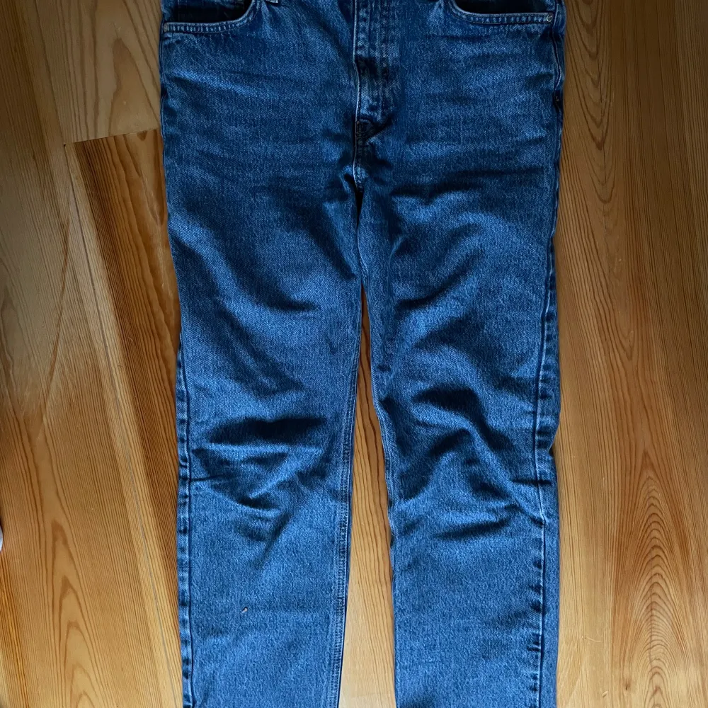 Timeless mid rise jeans från Zara som är lite för stora för mig❤️ Köpte för 499kr men säljer för 250kr . Jeans & Byxor.